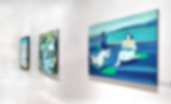 Kunstausstellungsgalerie Verschwommener Hintergrund Und Menschen Die Gemälde Weißer Wand Betrachten — Stockfoto