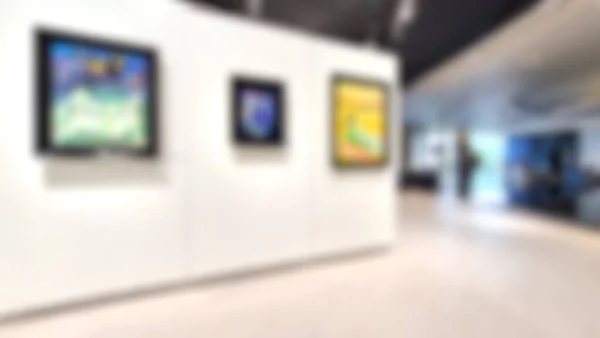 Kunstausstellungsgalerie Verschwommener Hintergrund Und Menschen Die Gemälde Weißer Wand Betrachten — Stockfoto
