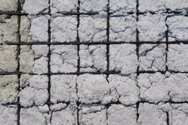 Siyah metal bir ızgarada el yapımı kağıdın dokusu.