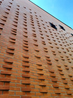 Mavi gökyüzü olan eski tuğla bina.