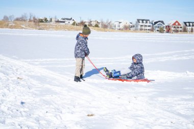 Güneşli bir günde çocukların kahkahaları kayar. Yüksek kalite fotoğraf