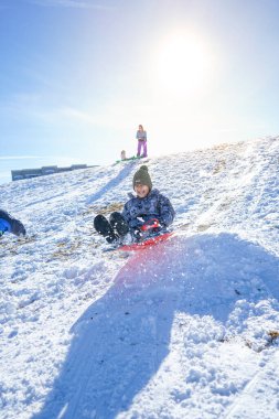Çocuk kahkahaları güneşli bir günde kayak yaparken eğlenir. Yüksek kalite fotoğraf
