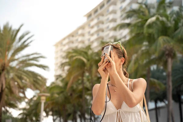 Miami plajında eski kameralı turist kadınlar şehir seyahatinde. yatay Yüksek kalite fotoğraf