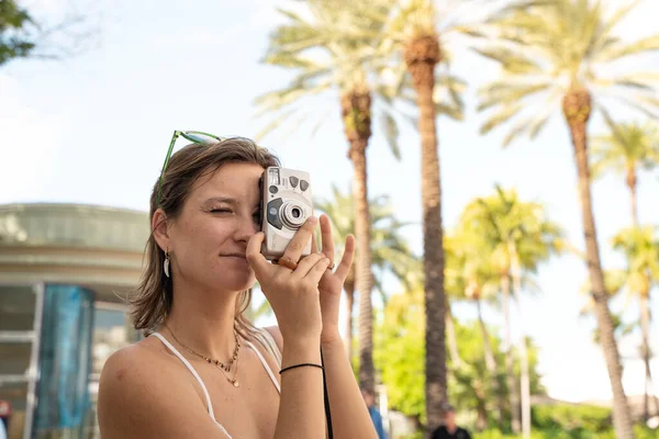 Las Mujeres Turistas Con Cámara Antigua Miami Playa Viajes Vacaciones Fotos de stock