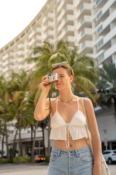 Las Mujeres Turistas Con Cámara Antigua Miami Playa Viajes Vacaciones Imágenes de stock libres de derechos