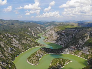 Uvac nehrinin hava manzaralı yolları. Güneşli bir günde güzel bir nehir ve dağın üzerinde uçuyorum. Hava aracı görüntüsü, manzara manzarası. River ve Lake Uvac, Sırbistan