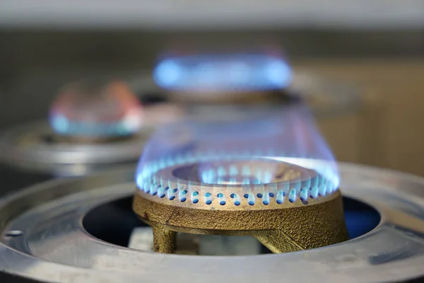 蓝色火焰的气体从厨房煤气炉燃烧 — 图库照片