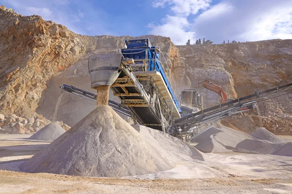 Pedreira Pedra Esmagamento Produção Materiais Construção Instalação Mineração Processamento Céu — Fotografia de Stock