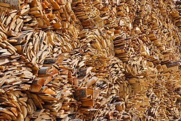製材所でのさらなる処理のための木材産業のトウヒの木からボードや樹皮の山 クローズアップ テクスチャ — ストック写真