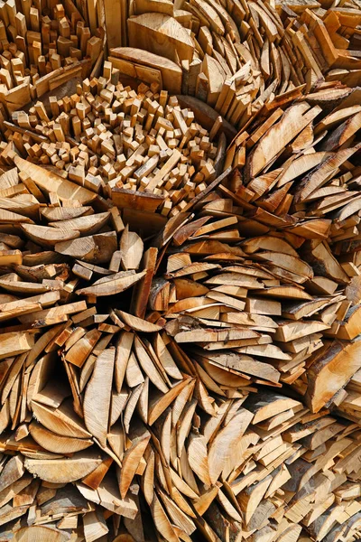 製材所でのさらなる処理のための木材産業のトウヒの木からボードや樹皮の山 クローズアップ テクスチャ — ストック写真