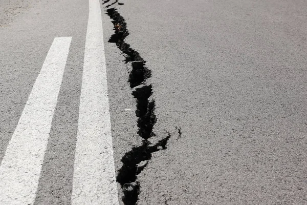 Erozyon Depremin Yol Açtığı Uzun Çatlaklarla Dolu Asfalt Yol Hasarlı Stok Fotoğraf