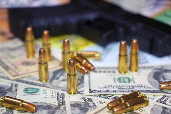 Gewehr Und Kugeln Auf Dollar Und Euro Banknoten Hintergrund Nahaufnahme — Stockfoto