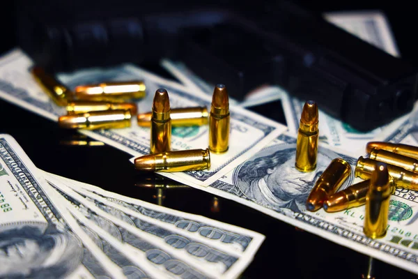 Gewehr Und Kugeln Auf Dollarnoten Hintergrund Nahaufnahme Erschossen Kriminelles Geld — Stockfoto