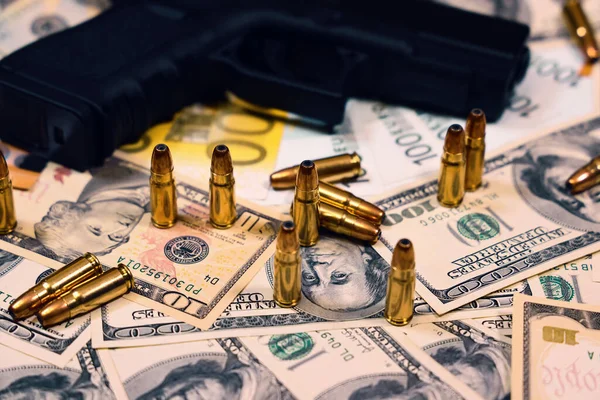 Gewehr Und Kugeln Auf Dollar Und Euro Banknoten Hintergrund Nahaufnahme — Stockfoto