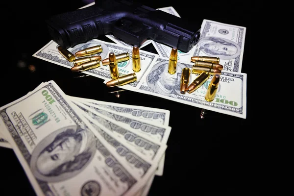 Silah Mermiler Dolar Banknotları Yakın Çekim Suçlu Parası Kara Para Telifsiz Stok Imajlar