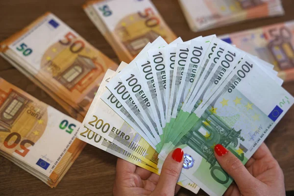 Ευρώ Μετρητά Χρήματα Γυναικεία Χέρια Στο Τραπέζι Κλείσιμο Τραπεζογραμματίων Των — Φωτογραφία Αρχείου