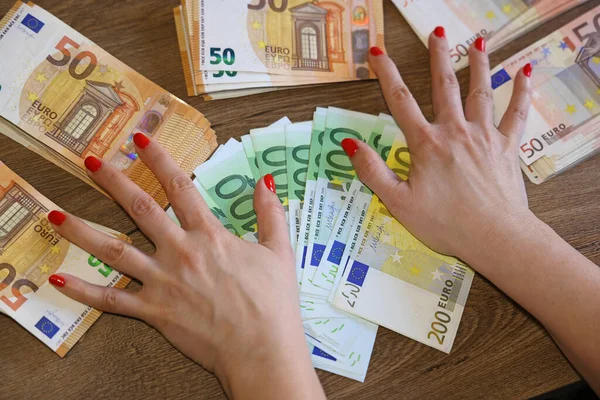 Євро Готівкові Гроші Жіночих Руках Столі Близько 200 100 Євро Ліцензійні Стокові Фото