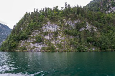 Konigssee, Almanya 'nın Bavyera eyaletinin Bavyera eyaletinin Berchtesgadener bölgesindeki doğal bir göl..
