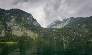 Konigssee, Almanya 'nın Bavyera eyaletinin Bavyera eyaletinin Berchtesgadener bölgesindeki doğal bir göl..