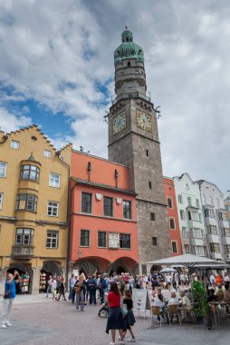 INNSBRUCK, AUSTRIA - 30 Temmuz 2022: Şehir Kulesi, Almanca Stadtturm, 1442 ve 1450 yılları arasında eski belediye binasına eklendi.