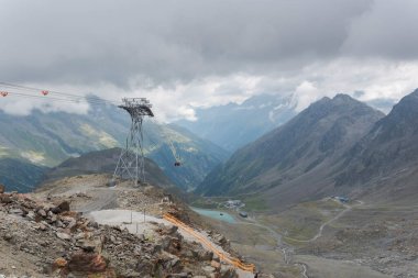 Stubai Buzulu 'ndaki kablolu araba, Avusturya Alpleri, Neustift im Stubaital belediyesi.