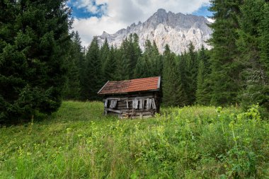 Mieming Range 'deki kütük kabini, Tyrol Eyaleti, Avusturya.