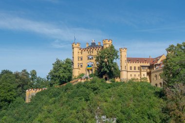 SCHWANGAU, GERMANY - 2 AĞUSTOS 2022: Hohenschwangau Kalesi, Schloss Hohenschwangau Almanca, Güney Almanya 'da 19. yüzyıl sarayı, Bavyera Kralı II..