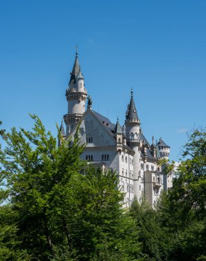 Schloss Neuschwanstein (Almanca: Neuschwanstein Castle, Neuschwanstein, Almanca: Schloss Neuschwanstein, Almanca: SCHWANGAU, Almanca: Schloss Neuschwanstein, Almanca: Schloss Neuschwanstein, Almanca: Schloss Neuschwanstein), Almanya 'nın güneybatısındaki engebeli bir tepede 19. yüzyıl tarihçi saray.