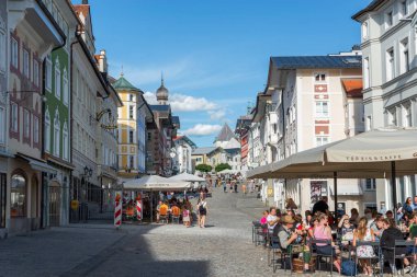 BAD TOLZ, Almanya - 2 AĞUSTOS 2022: Bad Tolz, Bavyera, Almanya 'da alışveriş caddesi
