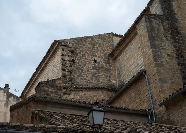 Steinmauern Und Ziegeldächer Der Kirche San Isidoro Der Stadt Ubeda — Stockfoto