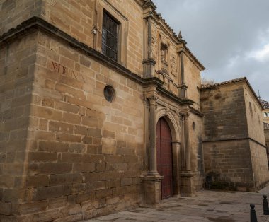 San Pedro Kilisesi, Ubeda şehri, Jaen ili, İspanya. 13. ve 17. yüzyıllar arasında inşa edilmiş ve yıllar boyunca birkaç kez yeniden biçimlendirilmiş.