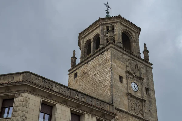 西班牙贾恩省乌贝达市的钟楼 它最初是一座属于中世纪城墙的塔 建于13世纪 在16世纪的后半期 人们决定改造这座塔 以容纳一个钟和一个钟 — 图库照片