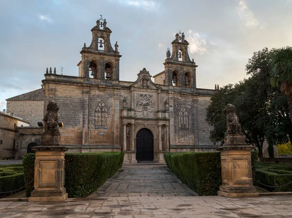 サンタ マリア レアレス アルカサレスの大聖堂 ウベダ市 スペイン 1233年にフェルディナンド3世によって街が征服された後 主要なモスクの遺跡に建てられました — ストック写真
