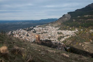 Yedra Şatosu ve İspanya 'nın Endülüs eyaletinin Jaen ilindeki Cazorla kentinin manzaraları.