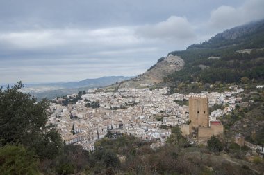 Yedra Şatosu ve İspanya 'nın Endülüs eyaletinin Jaen ilindeki Cazorla kentinin manzaraları.