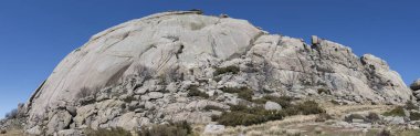 Yelmo Zirvesi, La Pedriza, Guadarrama Dağları Ulusal Parkı, Madrid, İspanya 'da çok popüler bir kask şekilli kaya oluşumu.