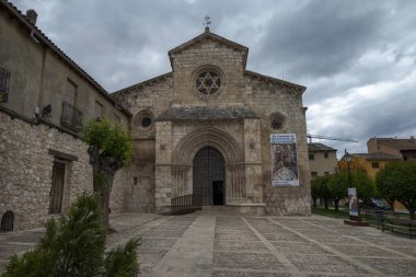 BRIHUEGA, İspanya - 14 Mayıs 2023: San Felipe Kilisesi, Brihuega, İspanya 'nın Guadalajara eyaletinde. İnşaatı 13. yüzyılın ilk yarısında başladı.