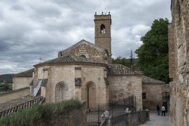 BRIHUEGA, İspanya - 14 Mayıs 2023: Santa Maria de la Pena Kilisesi, Brihuega, Guadalajara, İspanya. 13. yüzyılın başında inşa edildi..