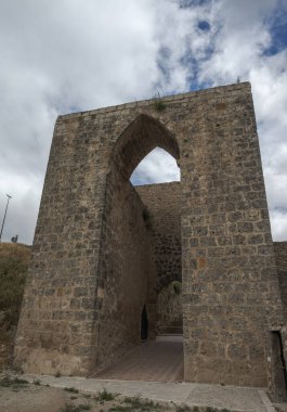 Cozagon Kemeri, Brihuega şehrinde, Guadalajara, İspanya. Maksimum yüksekliği 10 metre ve genişliği 3,30 metre olan çift kemerden oluşur. Brihuega kasabasındaki en önemli geçitti.