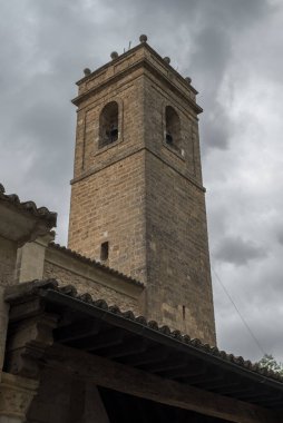 İspanya 'nın Guadalajara eyaletindeki Brihuega şehrindeki Santa Maria de la Pena Kilisesi' nin çan kulesi. 13. yüzyılın başında inşa edildi.