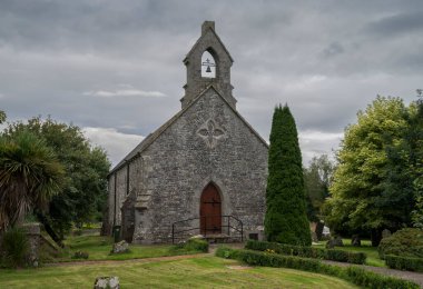 Antik Inniskeen Kilisesi, Monaghan İlçesi, İrlanda. Fane Nehri 'nin kıyısında yer alır ve St. Daig tarafından 6. yüzyılda kurulduğu söylenir.