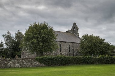 Antik Inniskeen Kilisesi, Monaghan İlçesi, İrlanda. Fane Nehri 'nin kıyısında yer alır ve St. Daig tarafından 6. yüzyılda kurulduğu söylenir.
