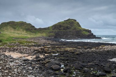 Antrim kıyısındaki kayalıkların manzarası, Giant 's Causeway, County Antrim, Kuzey İrlanda