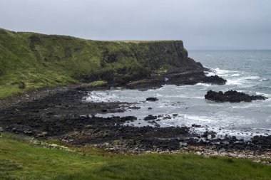 Antrim kıyısındaki kayalıkların manzarası, Giant 's Causeway, County Antrim, Kuzey İrlanda
