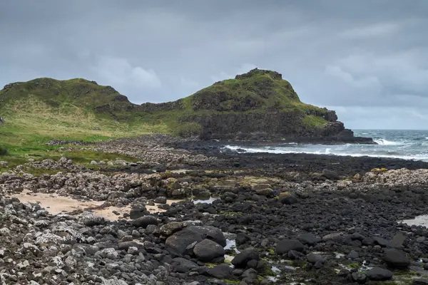 Antrim kıyısındaki kayalıkların manzarası, Giant 's Causeway, County Antrim, Kuzey İrlanda