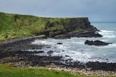 Antrim kıyısındaki kayalıkların manzarası, Giant 's Causeway, County Antrim, Kuzey İrlanda