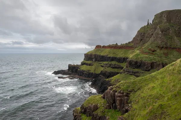 Antrim kıyısındaki kayalıkların manzarası, Giant 's Causeway, County Antrim, Kuzey İrlanda