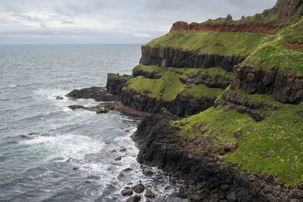 Antrim kıyısındaki kayalıkların manzarası, Giant 's Causeway, County Antrim, Kuzey İrlanda