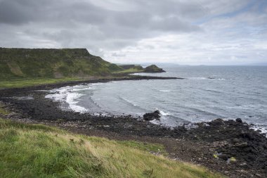 Antrim kıyısındaki kayalıkların manzarası, Giant 's Causeway, County Antrim, Kuzey İrlanda