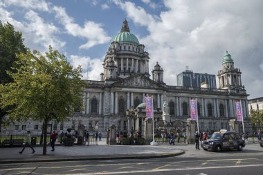 BELFAST, NORTHERN IRELAND - 4 AĞUSTOS 2023 Belfast Belediye Binası cephesi, merkezi kubbeli ve iki küçük kubbeli büyük klasik mimari tarzın yer aldığı